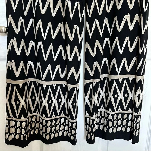 Chicos Tiered Traveler Pull-On Pants Wide Leg Chevron Print Black & Tan Size 8 - Picture 2 of 9